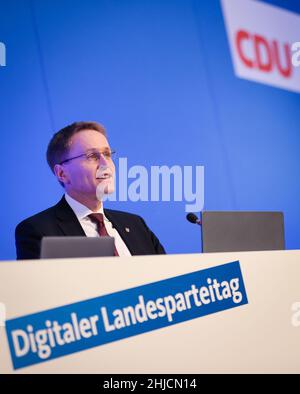 28. Januar 2022, Schleswig-Holstein, Neumünster: Daniel Günther (CDU), Ministerpräsident von Schleswig-Holstein, eröffnet in der Holstenhalle die Online-Landesparteikonferenz der CDU Schleswig-Holstein. Foto: Christian Charisius/dpa Stockfoto