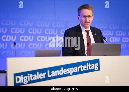 28. Januar 2022, Schleswig-Holstein, Neumünster: Daniel Günther (CDU), Ministerpräsident von Schleswig-Holstein, eröffnet in der Holstenhalle die Online-Landesparteikonferenz der CDU Schleswig-Holstein. Foto: Christian Charisius/dpa Stockfoto