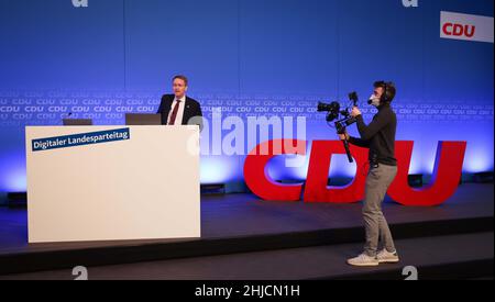 28. Januar 2022, Schleswig-Holstein, Neumünster: Daniel Günther (CDU), Ministerpräsident von Schleswig-Holstein, eröffnet in der Holstenhalle die Online-Landesparteikonferenz der CDU Schleswig-Holstein. Foto: Christian Charisius/dpa Stockfoto