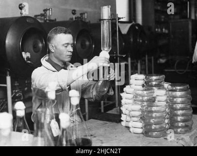Herstellung von Typhusimpfstoffen, 1917. Medizinische Fakultät der US-Armee. Legen von Medien in kollo-Kolben zur Impfung. Stockfoto
