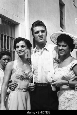 Elvis Presley (1935-1977) in Tampa, Florida, mit zwei Fans, 1956. Stockfoto