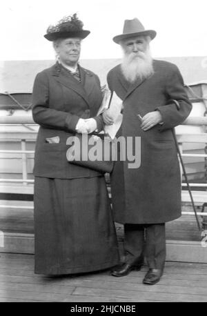 Jenkin Lloyd Jones, eine unitäre Ministerin und Sozialarbeiterin, mit seiner Frau Edith Lackersteen, einer langjährigen Mitarbeiterin, an Bord des Oscar II, des Friedensschiffs von Henry Ford, das von 1915 bis 1916 auf einer Friedensmission nach Europa reiste. Jenkin Lloyd Jones wurde 1862 während des Bürgerkrieges in die Batterie der Wisconsin Volunteer Army 6th aufgenommen. Nach dem Krieg wurde er ein ausgesprochener Pazifist. Stockfoto