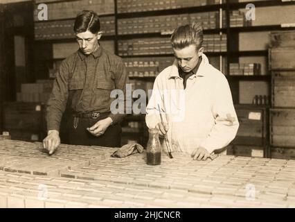 Herstellung von Typhusimpfstoffen, 1917. Anbringen von Etiketten auf Kartons für den Versand. Medizinische Fakultät der US-Armee. Stockfoto