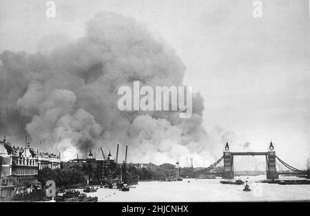 Der erste Massenangriff auf London am 7th. September 1940, bei dem die Tower Bridge und der Rauch von Bränden gezeigt wurden. Der Blitz war eine deutsche Bombenkampagne gegen das Vereinigte Königreich in den Jahren 1940 und 1941, während des Zweiten Weltkriegs. Der Begriff kommt von Blitzkrieg, was auf Deutsch 'Blitzkrieg' bedeutet. Stockfoto