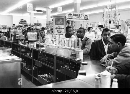 9. Februar 1960, Charlotte, NC. Die Studenten hatten dem Polizeichef im Voraus gesagt, was sie tun würden. Der Polizeichef hatte versprochen, keine Verhaftungen vorzunehmen, wenn sie es ordnungsgemäß taten, und er hielt sein Wort; keine Polizei erschien jemals bei den Charlotte Sit-ins und es gab keine Verhaftungen. Nach ein paar Stunden gingen die Studenten und die Geschäfte stellten Schilder auf, die sagten, dass ihre Schalter für das Mittagessen vorübergehend geschlossen waren. Am 3.. Juli wurden die Schalter bei Woolworth's für alle wieder geöffnet. Stockfoto