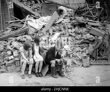 Kinder in einem östlichen Vorort von London, dessen Haus im Blitz zerstört wurde, September 1940. Der Blitz war eine deutsche Bombenkampagne gegen das Vereinigte Königreich in den Jahren 1940 und 1941, während des Zweiten Weltkriegs. Der Begriff kommt von Blitzkrieg, was auf Deutsch 'Blitzkrieg' bedeutet. Stockfoto