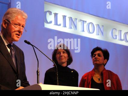 Präsident Bill Clinton kündigt die Zusage der Nike Foundation an, bis zu $1 Millionen für Forschung und Bildung bereitzustellen, um zu untersuchen, wie die Stärkung von Frauen und Mädchen dazu beiträgt, den Kreislauf der Armut zu durchbrechen. Maria Eitel, Präsidentin der Nike Foundation, und Dr. Geeta Rao Gupta, Präsidentin des Internationalen Zentrums für Frauenforschung, während der Clinton Global Initiative, 17. September 2005, in New York City. Stockfoto