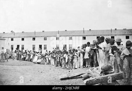 Contraband School, amerikanische Bürgerkriegszeit, um 1861-65. Foto von Mathew Brady. Schmuggelware war ein Begriff, der im US-Militär während des Bürgerkrieges allgemein verwendet wurde, um einen neuen Status für bestimmte entflohene Sklaven oder diejenigen zu beschreiben, die sich mit den Unionskräften verbündet haben. Stockfoto