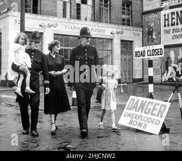 Eine 2.500 Pfund schwere deutsche Bombe, die gegenüber dem University College Hospital in London begraben wurde, wurde von Armeeanhängern entfernt. Bevor die Bombe, die 1941 fiel, entschärft wurde, wurden die Menschen in der Gegend in eine sichere Entfernung evakuiert. Ca. 1948. Stockfoto