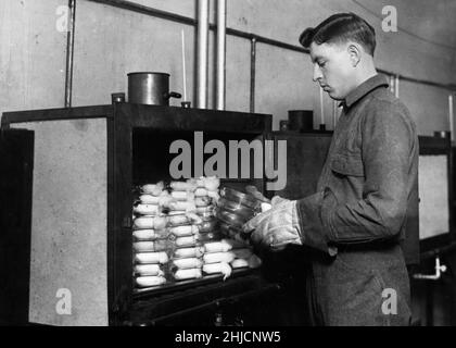 Herstellung von Typhusimpfstoffen, 1917. US Army Medical School. Stockfoto