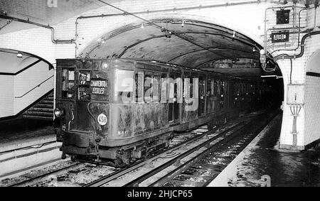 Ein Zug der Linie 8 der Pariser Metro in Frankreich, der um 1940 zum Bahnhof Charenton-Ecoles fährt. Stockfoto