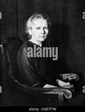 Marie Curie (1867-1934) war eine polnisch-französische Physikerin und Chemikerin und mehrfach Nobelpreisträgerin. Zu ihren Leistungen gehörten eine Theorie der Radioaktivität (ein Begriff, den sie prägte), Techniken zur Isolierung radioaktiver Isotope und die Entdeckung zweier Elemente, Polonium und Radium. Fotografiert von Frank Henri Jullien, 1922. Stockfoto