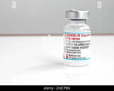Isolierte Ampulle Moderna Spikevax gegen Korona Stockfoto