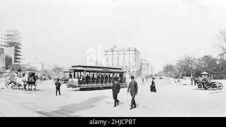 Die Eighth Avenue Trolley teilt sich die Straße mit einem Pferdewagen und einem offenen Auto. Downtown, New York City, Blick nach Norden, 1904. Stockfoto