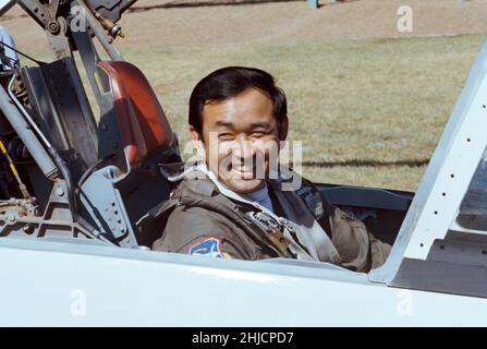 Ellison Onizuka (24. Juni 1946 - 28. Januar 1986) war der erste Asian American, der 1985 an Bord des Space Shuttle Discovery im All flog. Er war am 28. Januar 1986 an Bord der Space Shuttle Challenger, als sie 73 Sekunden nach dem Start explodierte und alle sieben Besatzungsmitglieder mitnahm. Stockfoto
