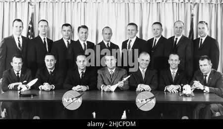 Astronautengruppen 1 und 2. Die ursprünglichen sieben von der NASA im April 1959 ausgewählten Mercury-Astronauten sitzen (von links nach rechts): L. Gordon Cooper Jr., Virgil I. Grissom, M. Scott Karpenter, Water M. Schirra Jr., John H. Glenn Jr., Alan B. Shepard Jr. und Donald K. Slayton. Die zweite Gruppe von NASA-Astronauten, die im September 1962 benannt wurden, steht (von links nach rechts): Edward H. White II, James A. McDivitt, John W. Young, Elliot M. See Jr., Charles Conrad Jr., Frank Borman, Neil A. Armstrong, Thomas P. Stafford, Und James A. Lovell Jr. 01/01/1963 Stockfoto