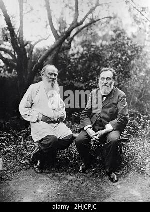 Leo Tolstoi (1828-1910), russischer Schriftsteller, und Ilya Iljitsch Mechnikov aka √âlie Metchnikoff (1845 -1916), russischer Immunologe, der 1908 den Nobelpreis für Physiologie oder Medizin gewann. Foto von 1909. Stockfoto