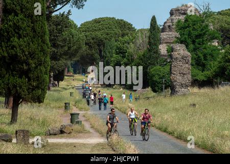 Italien, Rom, 24. Mai 2020 : am ersten Wochenende, nachdem die Beschränkungen für den covid-19 ausgesetzt wurden, gehen die Menschen auf dem alten Appischen Weg. Stockfoto