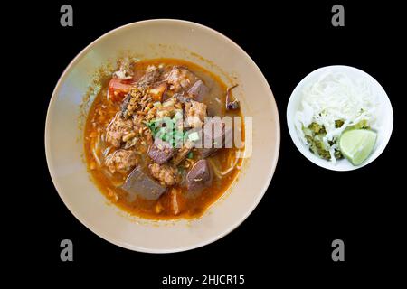 Draufsicht auf Reis Vermicelli mit nordthailändischem Schweinefleisch Curry, selektiv fokussieren Stockfoto