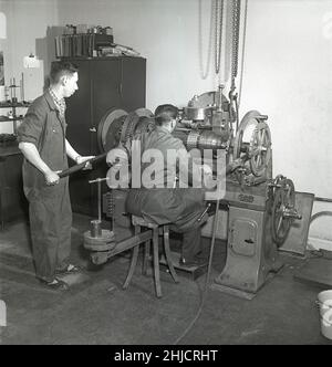 Herstellung von Briefmarken in der 1950s. Ein Mann mit der Maschine, die den Druckzylinder macht, der später zum Drucken der Stempel der neuen Gustaf Adolf-Marken verwendet wird. Insgesamt sind 340 Stempelgravuren negativ auf den Zylinder montiert. Schweden 1951 Kristoffersson Ref. bc45-12 Stockfoto