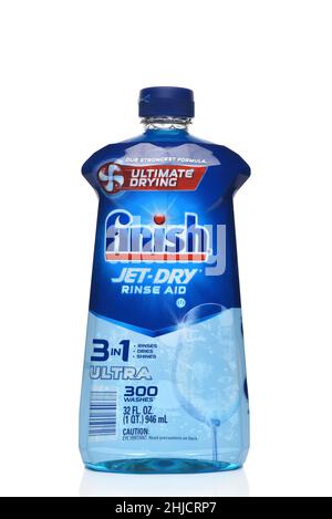 IRVINE, KALIFORNIEN - 27. JANUAR 2022: Eine Flasche Finish Jet Dry Rinse Aid Geschirrspüler-Zusatzstoff, Stockfoto