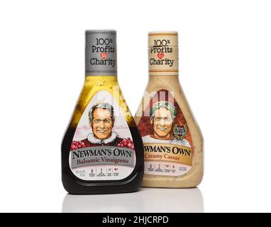 IRVINE, KALIFORNIEN - 27. JAN 2022: Zwei Flaschen Newmans eigener Salatdressing, Balsamico-Essig und cremiger Ceasar. Stockfoto