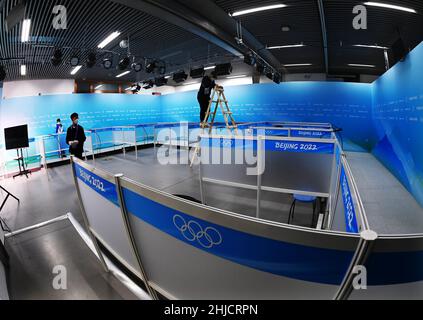 Peking, China. 28th Januar 2022. Mitarbeiter arbeiten im National Indoor Stadium in Peking, China, 28. Januar 2022. Quelle: Li Ziheng/Xinhua/Alamy Live News Stockfoto