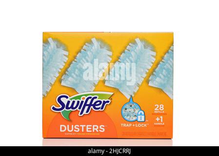 IRVINE, KALIFORNIEN - 27. JAN 2022: Eine Schachtel Swiffer Dusters Stockfoto