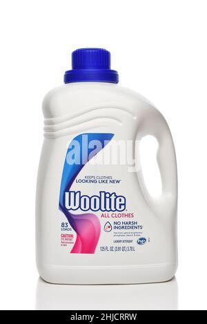 IRVINE, KALIFORNIEN - 27 JAN 2022: Eine Flasche Woolite All Clothes Waschmittel. Stockfoto