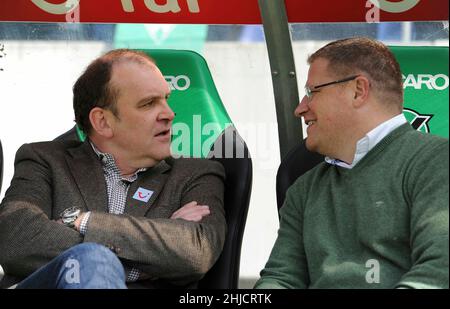 firo Fußball, Fußball, 01.04.2012 1st Bundesliga, Saison 2011/2012 Hannover 96 - Borussia Monchengladbach, Borussia Monchengladbach 2:1 Jorg Jörg Schmadtke, Sportdirektor Hannover im Gespräch, Gespräch mit Max Eberl, Sportdirektor Gladbach Stockfoto