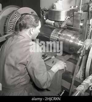 Herstellung von Briefmarken in der 1950s. Ein Mann mit der Maschine, die den Druckzylinder macht, der später zum Drucken der Stempel der neuen Gustaf Adolf-Marken verwendet wird. Insgesamt sind 340 Stempelgravuren negativ auf den Zylinder montiert. Schweden 1951 Kristoffersson Ref. bc45-11 Stockfoto