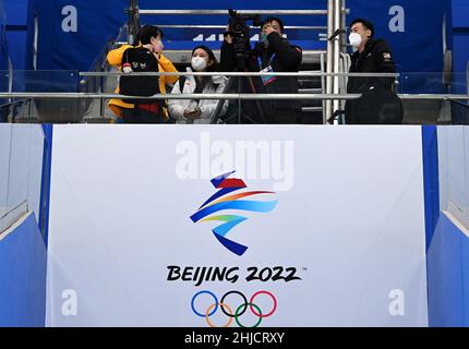 Peking, China. 28th Januar 2022. Journalisten arbeiten im National Indoor Stadium in Peking, China, 28. Januar 2022. Quelle: Li Ziheng/Xinhua/Alamy Live News Stockfoto