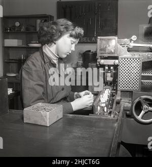 Herstellung von Briefmarken in der 1950s. Eine junge Frau bei den schwedischen Briefmarkendrucken der schwedischen Post an der Maschine, die Briefmarkenhefte herstellt. Schweden 1951 Kristoffersson Ref. bc46-7 Stockfoto