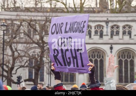 London, Großbritannien. 28th Januar 2022. Hunderte von Menschen versammelten sich auf dem Parliament Square zur Unterstützung des BSL-Gesetzes (British Sign Language), das im Parlament diskutiert wurde und das es der Gebärdensprache ermöglichen würde, im Vereinigten Königreich einen rechtlichen Status zu erlangen. Kredit: Vuk Valcic/Alamy Live Nachrichten Stockfoto