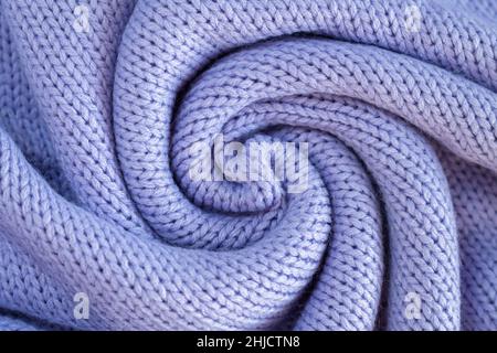 Textur aus gestricktem violettem Wolltuch. Winterpullover im Hintergrund Stockfoto