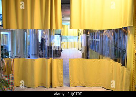 München, Deutschland. 28th Januar 2022. Blick auf die Lobby im neuen Wohnkooperationsgebäude in München Riem durch Vorhänge geteilt. Das Haus in der Münchner Messestadt Riem ist laut einer Jury das beste Gebäude des Jahres in oder aus Deutschland. Das vom Konsortium Summacumfemmer (Leipzig) und dem Büro Juliane Greb (Gent) erbaute "San Riemo" erhält den DAM-Preis 2022 für Architektur, wie das Deutsche Architekturmuseum (DAM) am Freitag berichtete. Quelle: Felix Hörhager/dpa/Alamy Live News Stockfoto