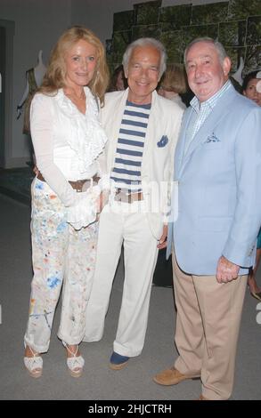 15. August 2009, East Hampton, New York, USA: Modedesigner Ralph Lauren, Ehefrau Ricky Lauren und Gast bei ''The Art of Fashion in the Hamptons'' am 8/14/09 im Guild Hall Museum in East Hampton, NY. (Foto: © Walter Weissman/ZUMA Press Wire) Stockfoto