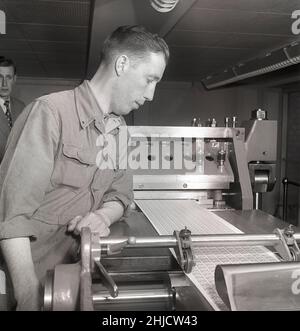 Herstellung von Briefmarken in der 1950s. Ein Manat der schwedischen Briefmarkendruckwerke der schwedischen Post übersieht das Verfahren der neu gedruckten Gustaf VI Adolf-Marken, wenn sie zu einzelnen Marken mit nur dünnen Papierstücken ferforiert werden, die das Briefmarkenblatt zusammenhalten. Schweden 1951 Kristoffersson Ref. bc44-11 Stockfoto