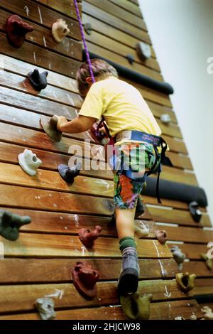 Archiv 90ies: Dr. Corinne Cristol nimmt mit einem behinderten Kind an einer funktionellen Umerziehungsveranstaltung Teil, Vaulx-en-Velin, Frankreich, 1991 Stockfoto