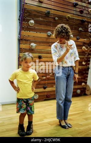 Archiv 90ies: Dr. Corinne Cristol nimmt mit einem behinderten Kind an einer funktionellen Umerziehungsveranstaltung Teil, Vaulx-en-Velin, Frankreich, 1991 Stockfoto