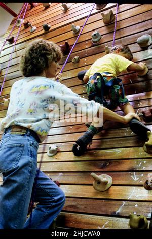 Archiv 90ies: Dr. Corinne Cristol nimmt mit einem behinderten Kind an einer funktionellen Umerziehungsveranstaltung Teil, Vaulx-en-Velin, Frankreich, 1991 Stockfoto