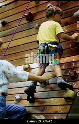 Archiv 90ies: Dr. Corinne Cristol nimmt mit einem behinderten Kind an einer funktionellen Umerziehungsveranstaltung Teil, Vaulx-en-Velin, Frankreich, 1991 Stockfoto