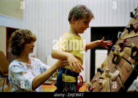 Archiv 90ies: Dr. Corinne Cristol nimmt mit einem behinderten Kind an einer funktionellen Umerziehungsveranstaltung Teil, Vaulx-en-Velin, Frankreich, 1991 Stockfoto