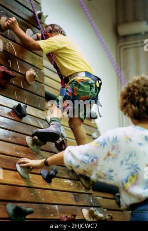 Archiv 90ies: Dr. Corinne Cristol nimmt mit einem behinderten Kind an einer funktionellen Umerziehungsveranstaltung Teil, Vaulx-en-Velin, Frankreich, 1991 Stockfoto