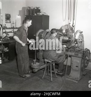 Herstellung von Briefmarken in der 1950s. Ein Mann mit der Maschine, die den Druckzylinder macht, der später zum Drucken der Stempel der neuen Gustaf Adolf-Marken verwendet wird. Insgesamt sind 340 Stempelgravuren negativ auf den Zylinder montiert. Schweden 1951 Kristoffersson Ref. bc45-3 Stockfoto