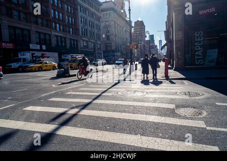 Die New Yorker bündeln sich in Chelsea gegen das frigide Wetter am Dienstag, den 11. Januar 2022. Die Temperaturen fielen auf 16 Grad mit einem hohen von 20 Grad, und das ist vor der Windkälte. (© Richard B. Levine) Stockfoto