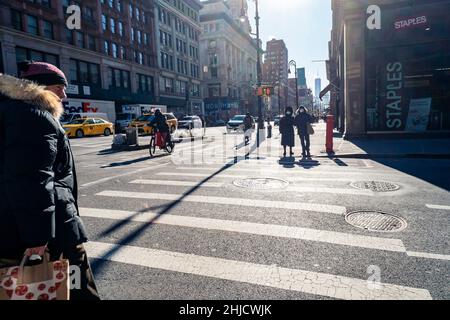 Die New Yorker bündeln sich in Chelsea gegen das frigide Wetter am Dienstag, den 11. Januar 2022. Die Temperaturen fielen auf 16 Grad mit einem hohen von 20 Grad, und das ist vor der Windkälte. (© Richard B. Levine) Stockfoto