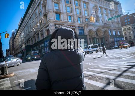 Die New Yorker bündeln sich in Chelsea gegen das frigide Wetter am Dienstag, den 11. Januar 2022. Die Temperaturen fielen auf 16 Grad mit einem hohen von 20 Grad, und das ist vor der Windkälte. (© Richard B. Levine) Stockfoto