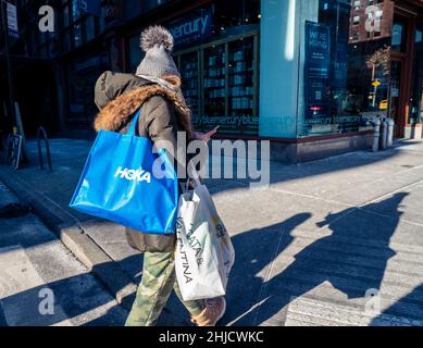 Die New Yorker bündeln sich in Chelsea gegen das frigide Wetter am Dienstag, den 11. Januar 2022. Die Temperaturen fielen auf 16 Grad mit einem hohen von 20 Grad, und das ist vor der Windkälte. (© Richard B. Levine) Stockfoto