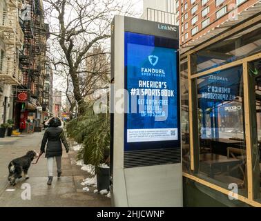 Werbung für FanDuel Sportsbook, Online-Sportwetten, auf einem LinkNYC Kiosk in HellÕs Kitchen in New York am Sonntag, 9. Januar 2022. Die New York State Gaming Commission erlaubte vier mobilen Sportwettenbetreibern, am Samstag, dem 8. Januar, mit der Annahme von Wetten zu beginnen. (© Richard B. Levine) Stockfoto